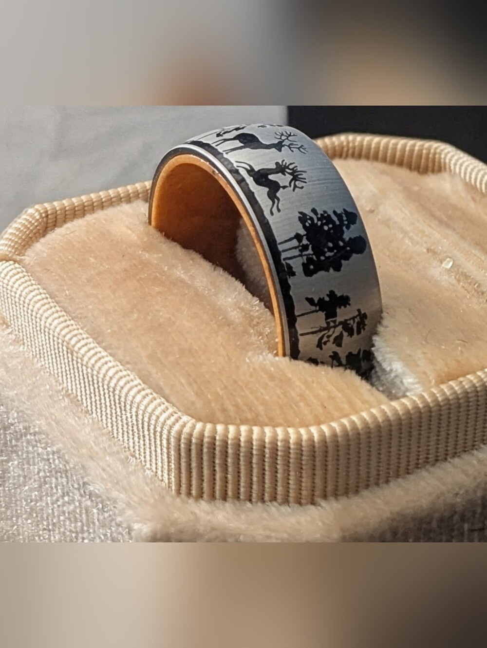 8mm Titanium & Whiskey Barrel Wood Men's Ring Rustic Outdoors Theme Sz 9 - Picture 3 of 6